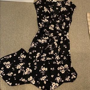 Black floral jumpsuit🍍